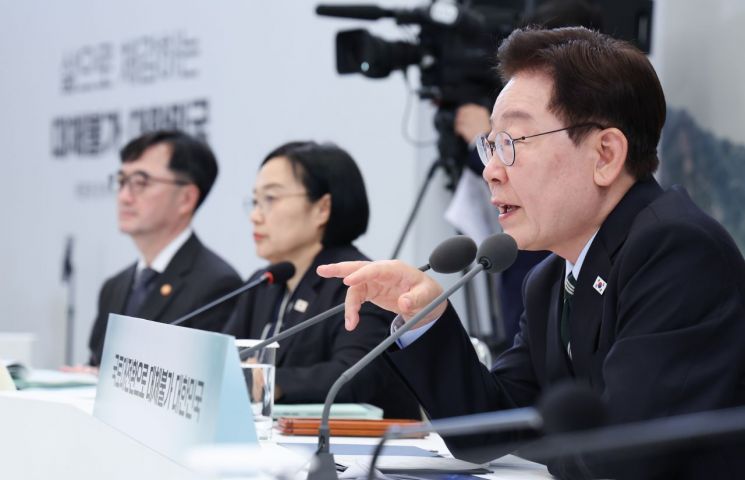 이재명 대통령이 16일 청와대 영빈관에서 열린 국토·농식품·해수부 등에 대한 부처 업무보고에서 발언하고 있다. 청와대통신사진기자단, 연합뉴스