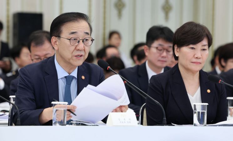 김윤덕 국토교통부 장관이 16일 청와대 영빈관에서 열린 이재명 대통령 주재 부처 업무보고에서 보고하고 있다. 청와대통신사진기자단, 연합뉴스