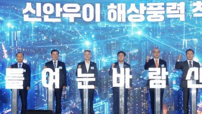 민형배 전남광주통합특별시장이 16일 신안국민체육센터에서 열린 ‘신안우이 해상풍력 발전단지 착공식’에서 주요내빈들과 착공 퍼포먼스를 하고 있다. 전남광주통합특별시 제공