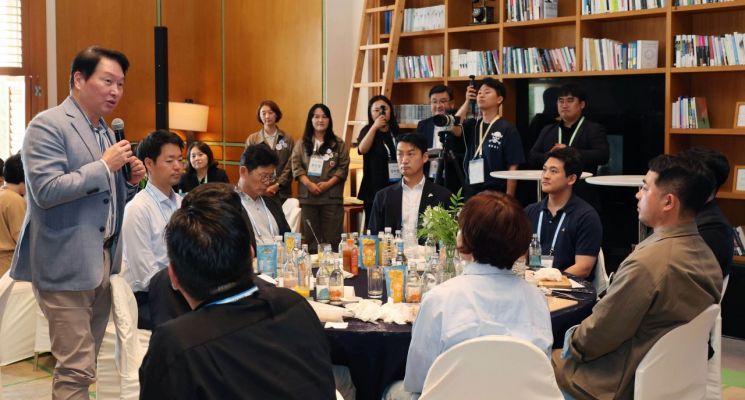 제주 청년 창업가들 고민에...최태원 "사회적 가치 많이 만들어라" - 뉴스 썸네일 이미지