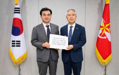 양부남 의원은 지난 15일 안규백 국방부 장관을 만나 광주 군공항 부지에 추진 중인 호남권 반도체 클러스터 조성 계획을 설명했다. 양부남 의원실 제공