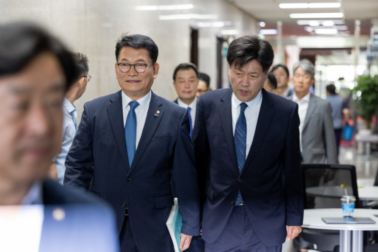 더불어민주당 최고위원회의장으로 걸어가고 가고 있는 송영길 전 대표와 김용 전 민주연구원 부원장. 송 전 대표 측 제공.