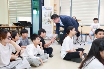 임지락 화순군수가 아이들을 격려하는 모습. 화순군 제공