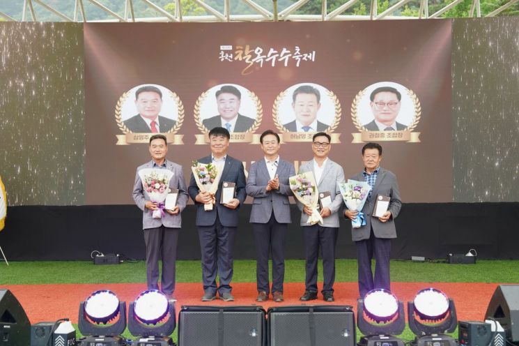 신영재 홍천군수(가운데)가 17일 홍천 도시산림공원 토리숲에서 열린 '제30회 홍천찰옥수수축제' 개막식에서 표창장을 수여하고 있다. 홍천군 제공