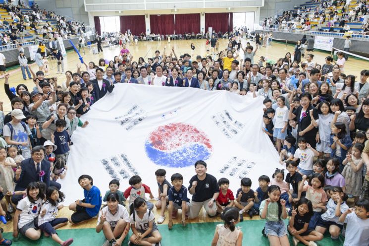 화성특례시의회(의장 이계철)가 17일 장안대학교 실내체육관에서 열린 '제8회 나라사랑 태극기 그리기 대회'에 참석해 어린이들과 함께 나라사랑의 의미를 되새기고 있다. 화성시의회 제공