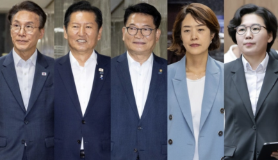 왼쪽부터 더불어민주당 8·17 전당대회 당대표 경선 후보인 김민석 전 국무총리, 정청래 전 더불어민주당 대표, 송영길 의원, 고민정 의원, 김보미 전 강진군의원. 연합뉴스