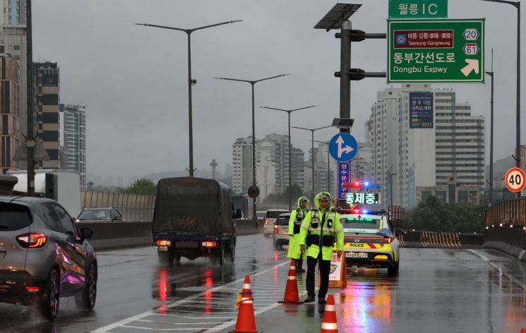 집중호우가 내린 18일 서울 동부간선도로 전구간이 전면 통제되고 있다. 연합뉴스