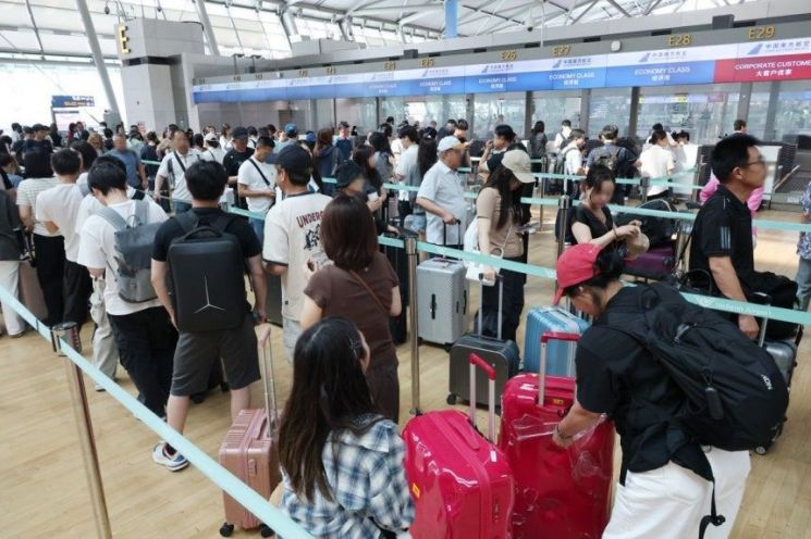 제헌절 연휴를 앞둔 지난 16일 인천국제공항 출국장에서 여행객들이 체크인 줄을 서 있다. 사진은 기사의 직접적인 내용과 관련 없음. 연합뉴스