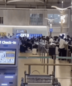 인천공항 출국장 체크인 카운터에서 발생한 새치기. 온라인 커뮤니티 캡처