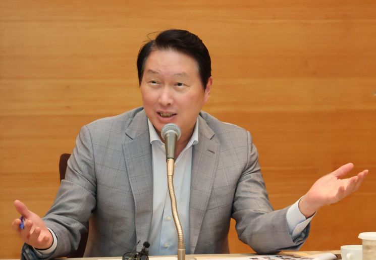 최태원 대한상공회의소 회장이 15일 제주 신라호텔에서 열린 '제49회 대한상의 제주포럼' 기자간담회에서 질의응답에 답하고 있다. 대한상의.
