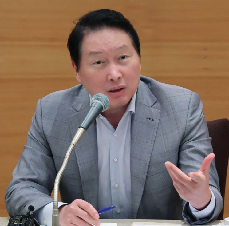 최태원 대한상공회의소 회장이 15일 제주 신라호텔에서 열린 '제49회 대한상의 제주포럼' 기자간담회에서 질의응답에 답하고 있다. 대한상의.