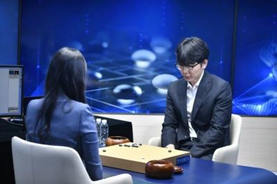 신진서 9단이 19일 서울 중구 한국경제TV 스튜디오에서 카타고와 대국을 펼치고 있다. 한국기원
