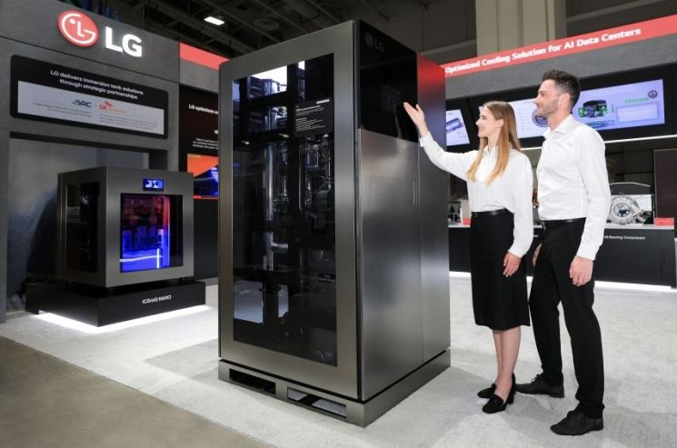 LG전자가 지난 4월 20일(현지시간) 미국 워싱턴 D.C.에서 'DCW 2026'에 선보인 AI 데이터센터향 HVAC(냉난방공조) 솔루션 제품. LG전자는 AI 데이터센터용 공기·액체·액침 냉각 등 열관리 솔루션부터 에너지 사용 최적화까지 토탈 솔루션을 제안했다. LG전자.