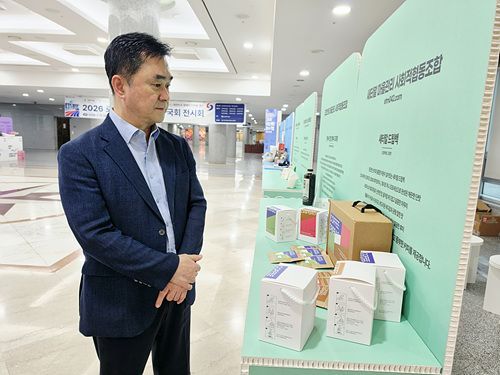지역청년기업들의 제품을 둘러보고 있는 김종민 국회의원. 정승현기자