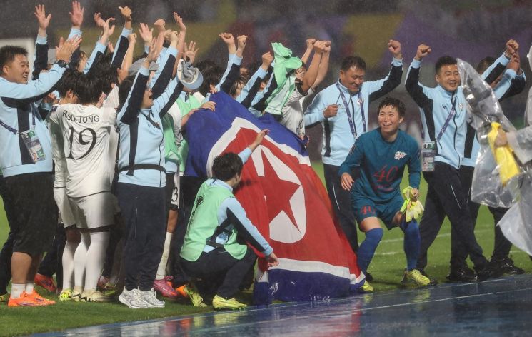 지난 5월 20일 수원 장안구 수원종합운동장에서 열린 아시아축구연맹(AFC) 여자 챔피언스리그(AWCL) 4강 에서 수원FC 위민에 승리한 내고향여자축구단이 경기 후 인공기를 들고 환호하고 있다. 연합뉴스