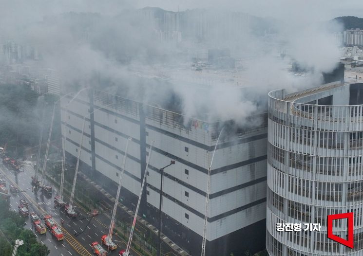 20일 사흘째 화재가 이어지고 있는 인천 서해구 쿠팡 32물류센터에서 소방대원들이 화재를 진압하고 있다. 이 물류센터는 지난 18일 오전 6시 54분께 6층에서 화재가 발생해 50시간 넘게 꺼지지 않고 있다. 2026.7.20 강진형 기자