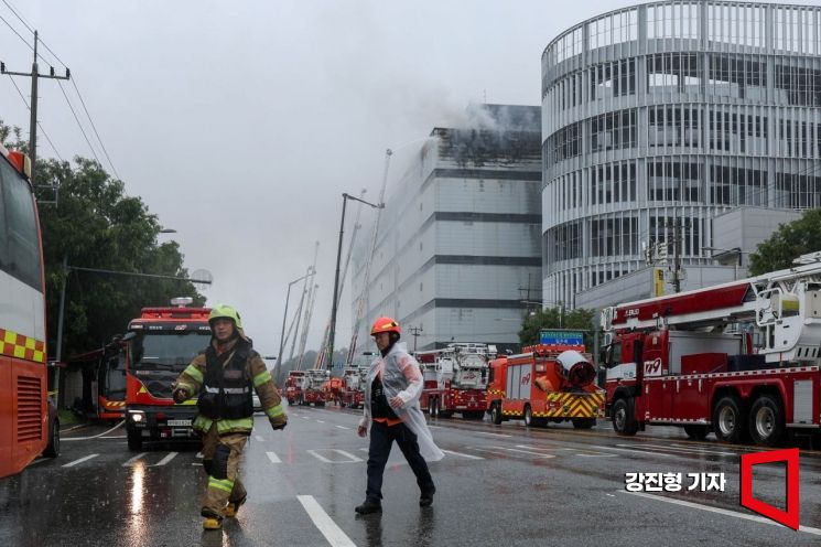 20일 사흘째 화재가 이어지고 있는 인천 서해구 쿠팡 32물류센터에서 소방대원들이 화재를 진압하고 있다. 이 물류센터는 지난 18일 오전 6시 54분께 6층에서 화재가 발생해 50시간 넘게 꺼지지 않고 있다. 강진형 기자