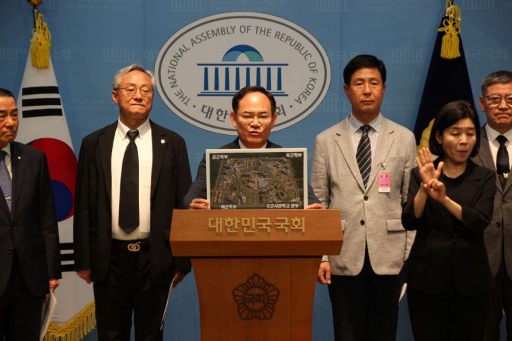https://cphoto.asiae.co.kr/listimglink/1/2026072015182651297_1784528306.jpg