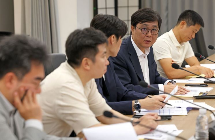 최휘영 문화체육관광부 장관(오른쪽 두 번째)이 20일 서울 종로구 국립현대미술관 서울관에서 열린 K-축구 혁신위원회 3차 회의에서 박지성 위원장과 의견을 나누고 있다. 문화체육관광부