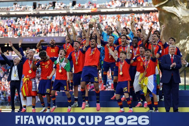2026 국제축구연맹(FIFA) 북중미 월드컵에서 우승한 스페인 선수단. EPA연합뉴스