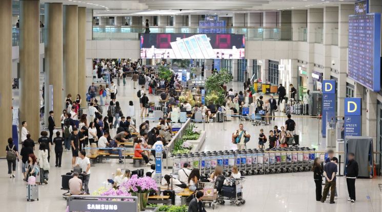 인천국제공항 제1여객터미널이 입국하는 내·외국인들로 북적이고 있다. 연합뉴스