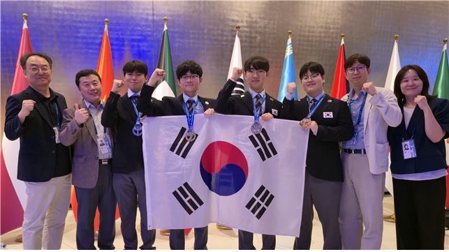 좌측부터 정현 단장(동국대), 최수혁 부단장(연세대), 김도훈(광주과학고 3), 김상연(인천과학예술영재교 3), 임장호(광주과학고 3), 이은성(대구과학고 3) 학생, 권성중 지도교수(건국대), 박기영 지도교수(KAIST). 과기정통부 제공