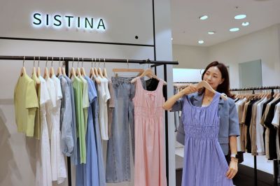광주신세계 본격적인 휴가시즌에 앞서 본관 5층 시스티나 매장에서 고객이 여름 원피스를 둘러보고 있다. 광주신세계 제공