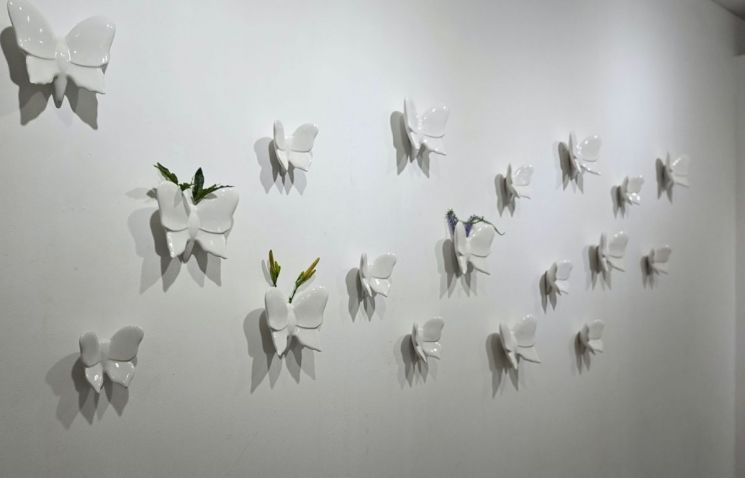 박상준 개인전 '바다와 나비' 전시 전경. 김기림의 시 「바다와 나비」에서 출발한 이번 전시는 현실 앞에서 상처받은 순수와 다시 날아오를 희망을 도예로 형상화했다. 갤러리한결