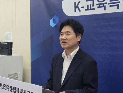 김 교육감은 영재·과학고 3교 체제 구축, 반도체고 신설 및 미니 팹(Mini FAB) 도입 등을 통해 지역 인재가 첨단산업 일자리에 정착하는 '교육 지산지소(地産地消)' 생태계를 만들겠다고 밝혔다. 이준경 기자