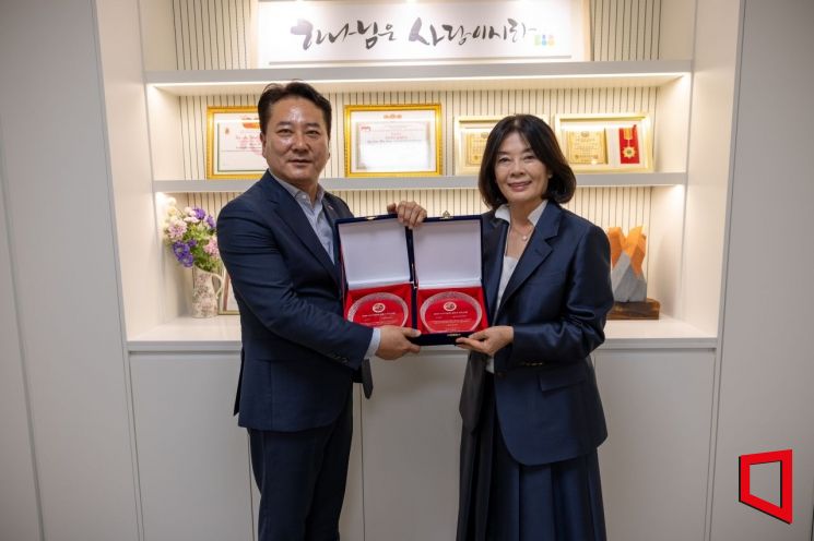 아시아경제 관계자(왼쪽)가 지난 16일 세종시 바이오 봄 재단 사무실에서 손하은 바이오 봄 재단 회장에게 '2026 상반기 히트 상품' 상패를 전달한 뒤 기념 촬영을 하고 있다.[사진=권병건 기자]