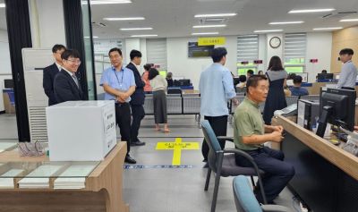 양철호 광주지방국세청장은 21일 전주세무서 부가가치세 신고센터를 방문해 납세자들이 신고하는 데 어려움이 없는지 살피고, 신고 안내를 맡고 있는 직원들을 격려했다. 광주국세청 제공