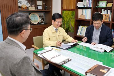 박병규 전남광주통합특별시 광산구청장이 지난 1일 민선 9기 첫 결재로 '시민정책참여단 구성 및 운영 계획'에 서명하고 있다. 광산구 제공