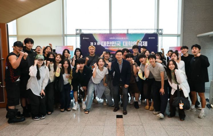 이상일 용인특례시장이 21일 '제3회 대한민국 대학연극제' 본선 경연 작품 '영점' 관람에 앞서 대학연극인들을 응원하고 있다. 용인시 제공