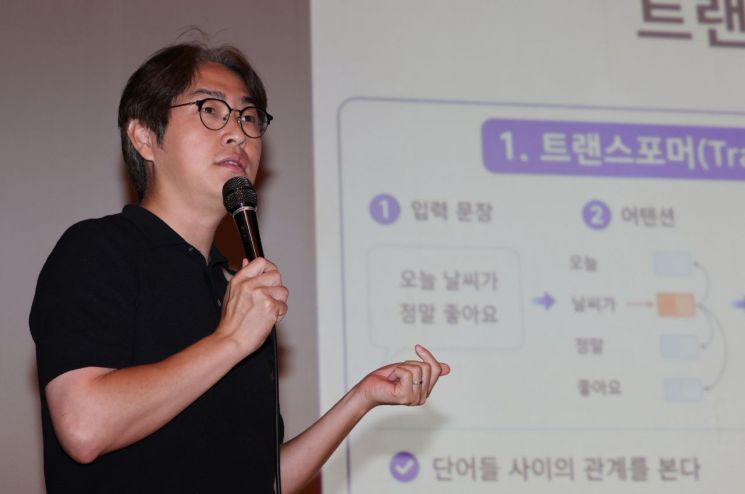 21일 서울 종로구 한국불교역사문화기념관에서 하정우 전 청와대 AI미래기획수석이 'AI 시대, 한국불교의 미래를 말하다'를 주제로 강연하고 있다. 연합뉴스