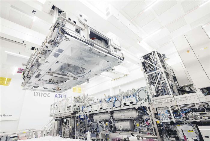 ASML 본사가 위치한 네덜란드 펠트호번에서 차세대 극자외선(EUV) 장비인 ‘하이 NA EUV’가 조립되고 있다. 로이터연합뉴스