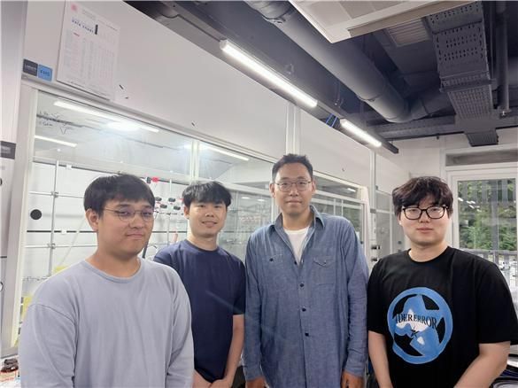 (왼쪽부터) KAIST 오진록·김성규 박사 후 연구원, 황승준 교수, POSTECH 최대의 석박사통합과정생. KAIST