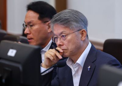 민형배 전남광주통합특별시장이 21일 청와대에서 열린 국무회의에서 이재명 대통령 발언을 듣고 있다. 연합뉴스