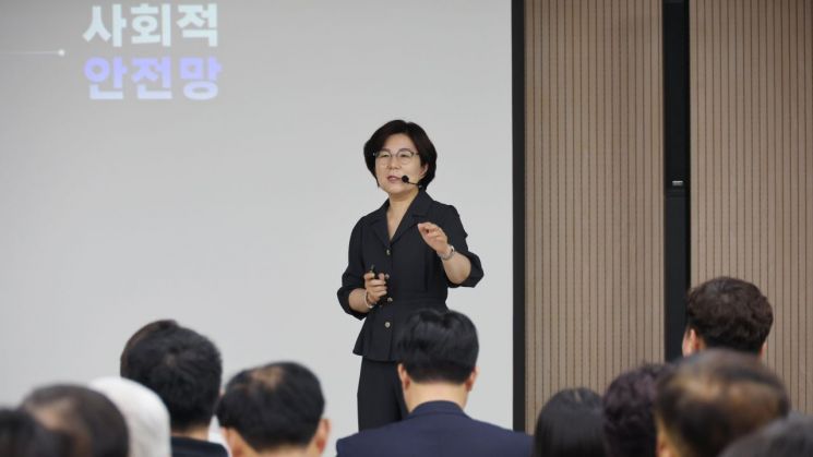 김보라 안성시장이 지난 21일 삼죽면에서 '2026년 하반기 정책공감토크'를 진행하고 있다. 안성시 제공