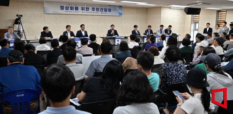 박찬대 인천시장이 11일 청라3동 행정복지센터에서 열린 '서울7호선 청라연장 관련 주민간담회'에서 질의응답을 하고 있다. 2026.7.11 인천시 제공