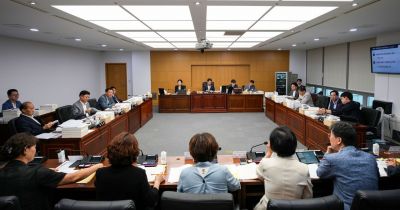 전북특별자치도의회 교육위원회는  지난 21일 오후 행정국 및 감사관에 대한 업무보고 청취에 이어 교육청이 제출한 4건의 의안에 대한 심사를 진행했다. 전북자치도의회 제공