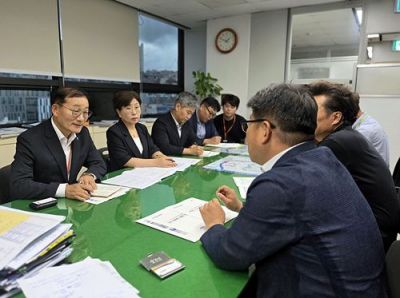 21일 해수부를 찾은 이재각 진도군수가 지역현안 사업에 대한 설명을 하고 있다. 진도군 제공