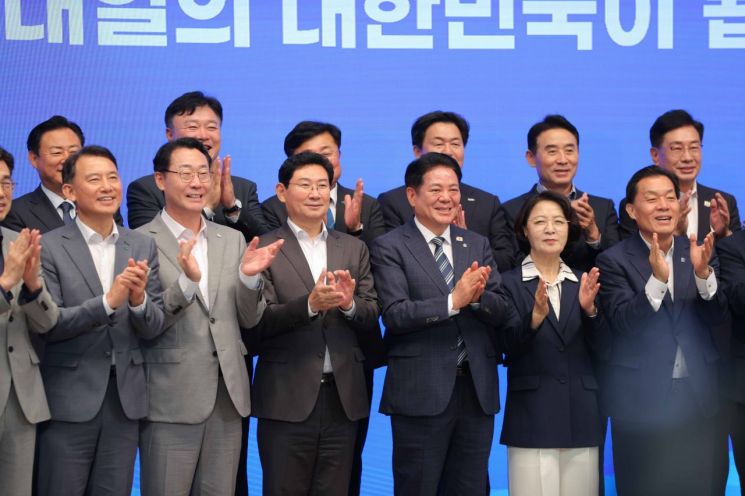 이상일 용인특례시장이 22일 ‘민선 9기 도지사-시장·군수 간담회’에서 추미애 지사, 시군 단체장들과 기념사진 촬영을 하고 있다. 용인시 제공