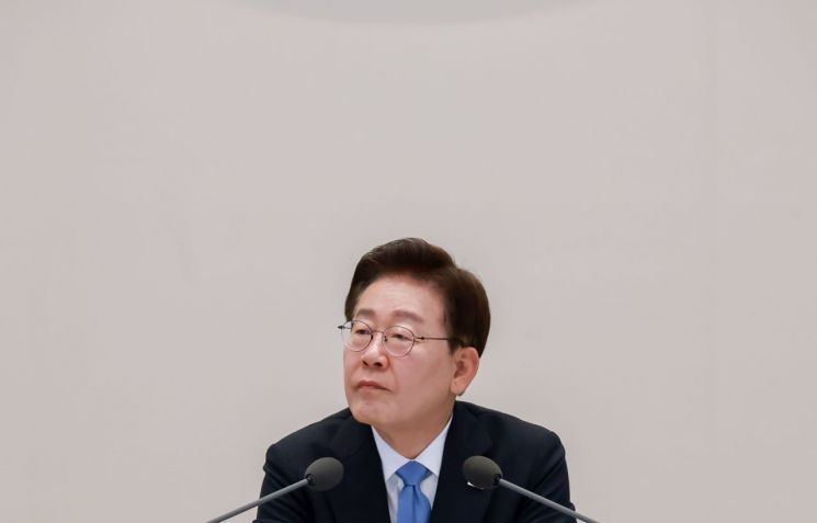 이재명 대통령이 22일 청와대에서 열린 지역·필수·공공의료 간담회에서 참석자 발언을 듣고 있다. 연합뉴스