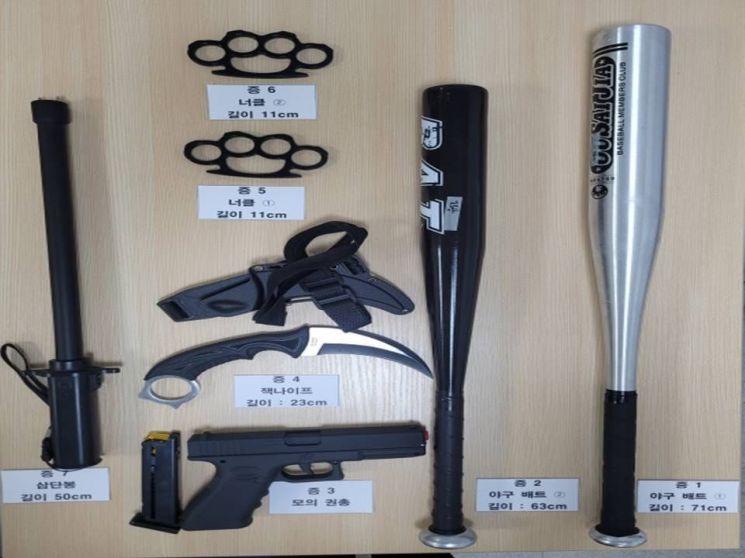 경찰이 동대문파 조직원으로부터 압수한 물품들. 야구배트, 삼단봉, 너클 등이 폭력 행위에 사용됐다. 서울경찰청
