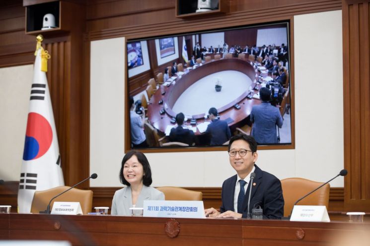 배경훈 부총리 겸 과학기술정보통신부 장관(오른쪽)과 송경희 개인정보보호위원회 위원장이 23일 오전 서울 종로구 정부서울청사 본관 영상회의실에서 열린 '제11회 과학기술관계장관회의'에서 발언하고 있다. 과학기술정보통신부