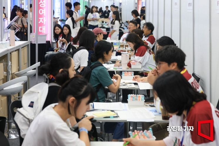 23일 서울 강남구 코엑스에서 열린 '2027학년도 수시대학입학정보박람회'에 참가한 수험생 및 학부모들이 입학상담을 받고 있다. 2026.7.23 강진형 기자
