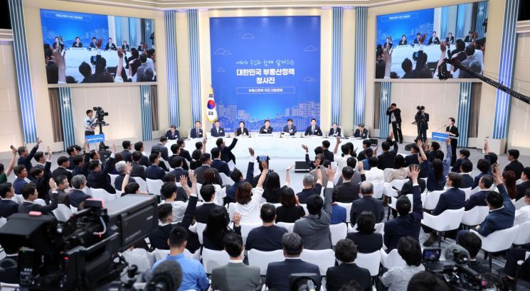 23일 이재명 대통령 주재로 서울 여의도 KBS 별관에서 열린 부동산정책 국민 대토론회에서 참석자들이 발언권을 요청하고 있다. 2026.7.23 연합뉴스
