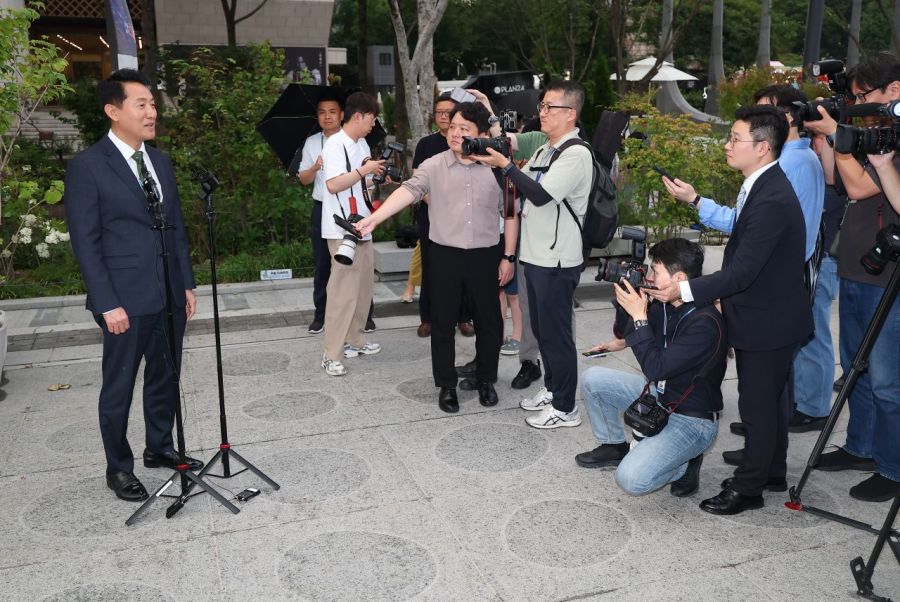 오세훈 서울시장이 지난 22일 서울 종로구 광화문광장 감사의 정원에서 열린 '강뉴합창단-서울시예술단 문화교류 공연' 참석 전 정치자금법 위반 1심 선고 관련 입장을 밝히고 있다. 연합뉴스