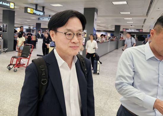 김정관 산업통상부 장관이 22일(현지시간) 미국 워싱턴 DC 인근 덜레스 공항을 통해 입국하고 있다. 연합뉴스