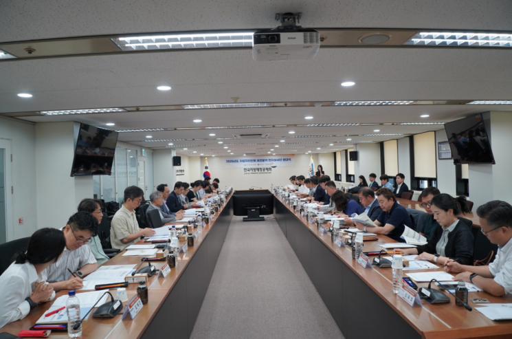 한국지방재정공제회(이사장 정선용)는 지난 22일 공제회 대회의실에서 행정안전부 재정협력과장과 지방재정 전문가 등 39명이 참석한 가운데 '2026년 지방재정분석 현지실사단 발대식'을 열고 있다. 한국지방재정공제회 제공